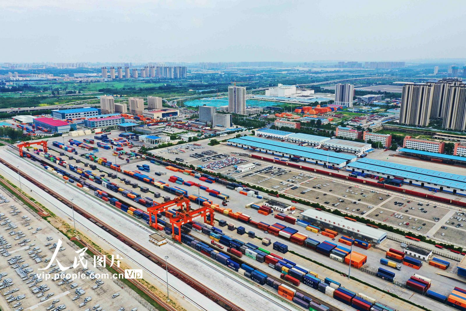 2022年7月18日，河南郑州，繁忙的郑州铁路口岸。