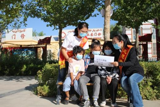 9月2日，新黄宫社区志愿者正在向学生宣传抗战历史（陈文俊摄）.jpg